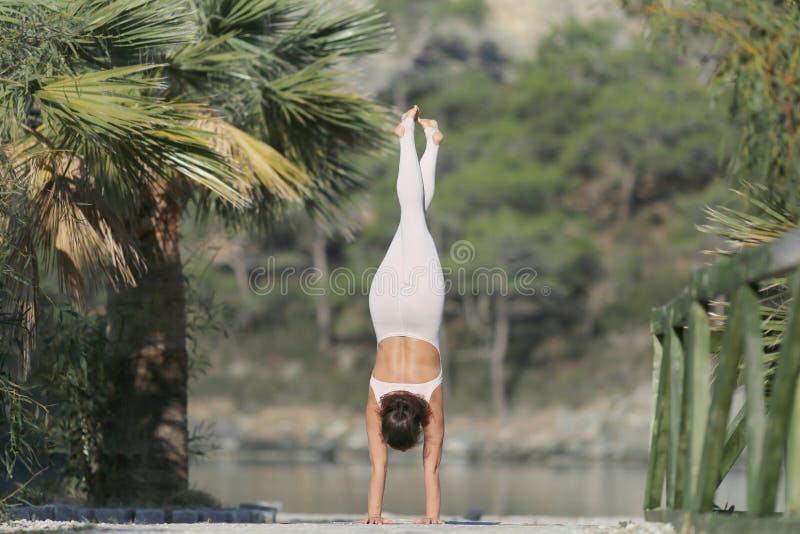 Una Mujer Con Un Mono Gimnástico Blanco Se Dedica Al Yoga