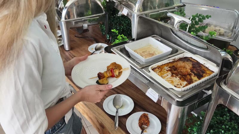 Una mujer disfruta de una deliciosa comida en un café moderno almacen de metraje de vídeo