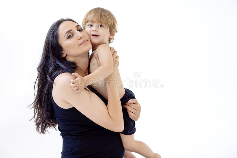 Una mujer embarazada sonriente con un vestido negro abraza a su bebé. Una encantadora madre joven toca suavemente a su hijo. Fondo libre illustration