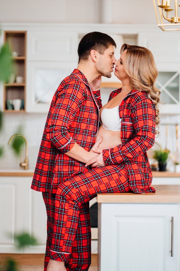 Una Mujer Embarazada Y Hombre En Pijamas Cocina Imagen archivo - Imagen de interior, pijamas: 275675175