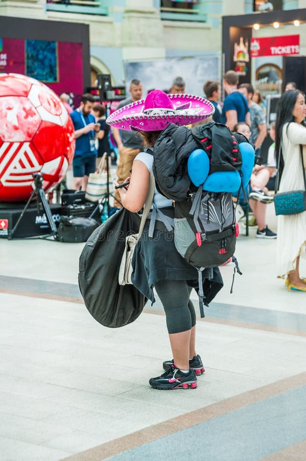 Una Mujer En Un Sombrero Con Una Mochila Grande Y Los Bolsos Imagen  editorial - Imagen de muerto, palillo: 121242270