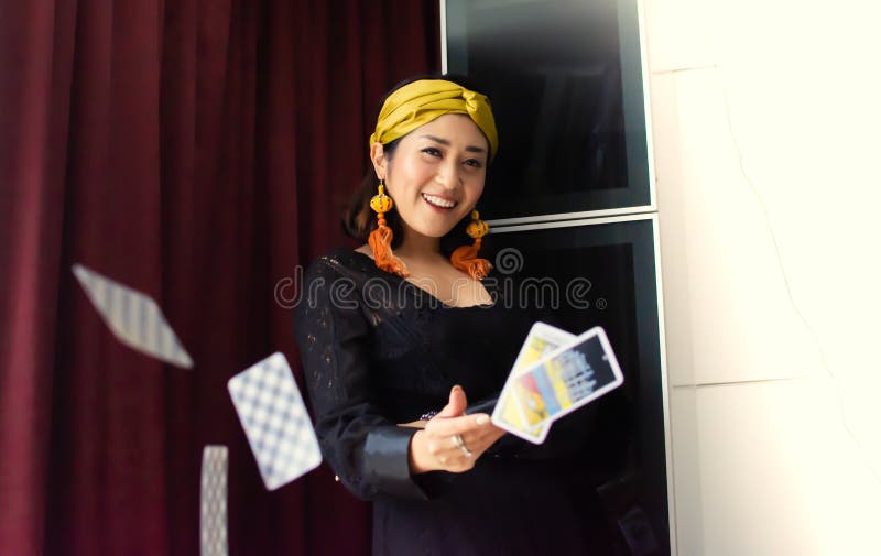 Una mujer gitana está lanzando cartas de tarot fotografía de archivo Una mujer gitana está lanzando cartas de tarot fotografía de archivo