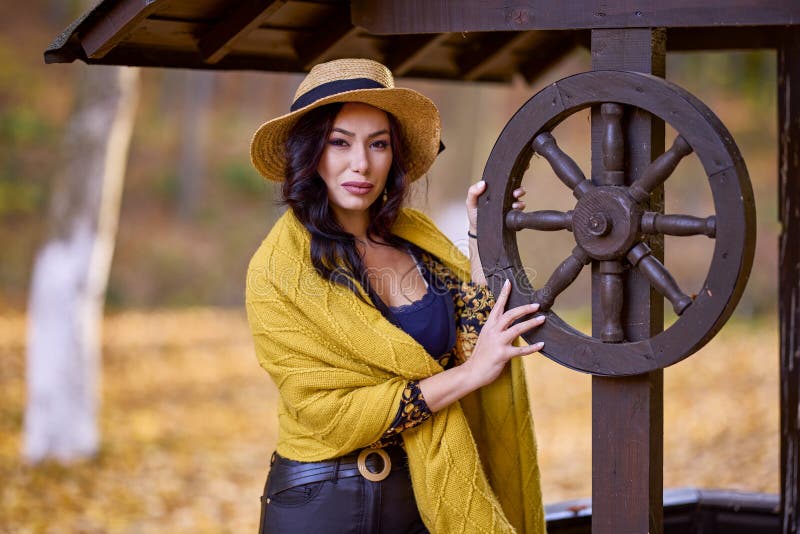 Una mujer hermosa con sombrero y manta durante el otoño fotos de archivo libres de regalías
