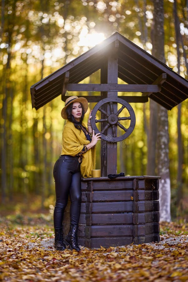 Una mujer hermosa con sombrero y manta durante el otoño imágenes de archivo libres de regalías