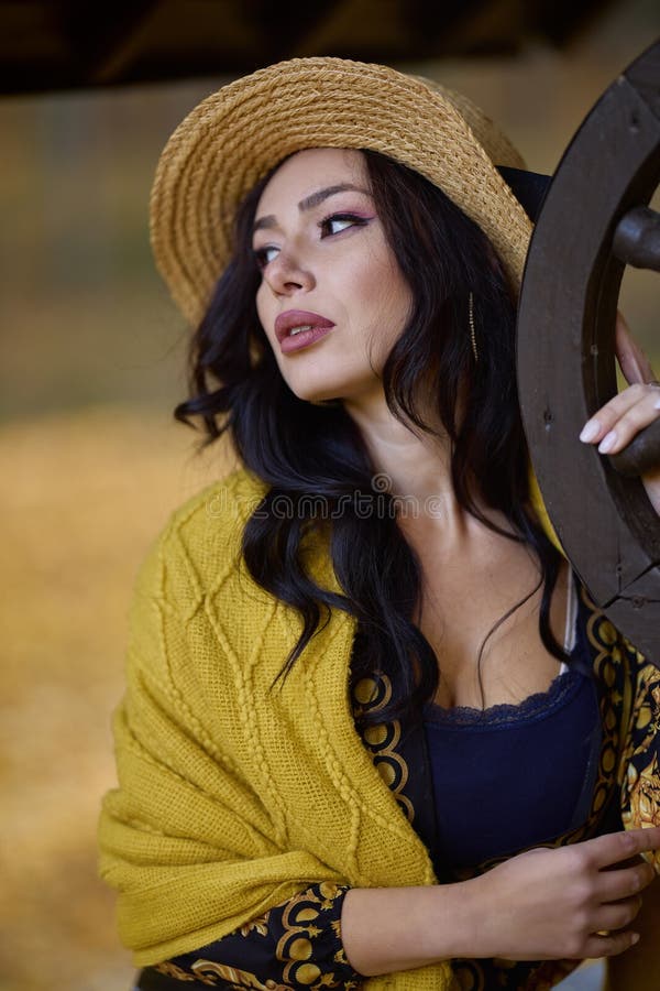 Una mujer hermosa con sombrero y manta durante el otoño foto de archivo libre de regalías