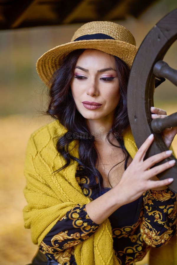 Una mujer hermosa con sombrero y manta durante el otoño foto de archivo