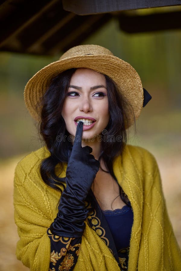Una mujer hermosa con sombrero y manta durante el otoño imágenes de archivo libres de regalías