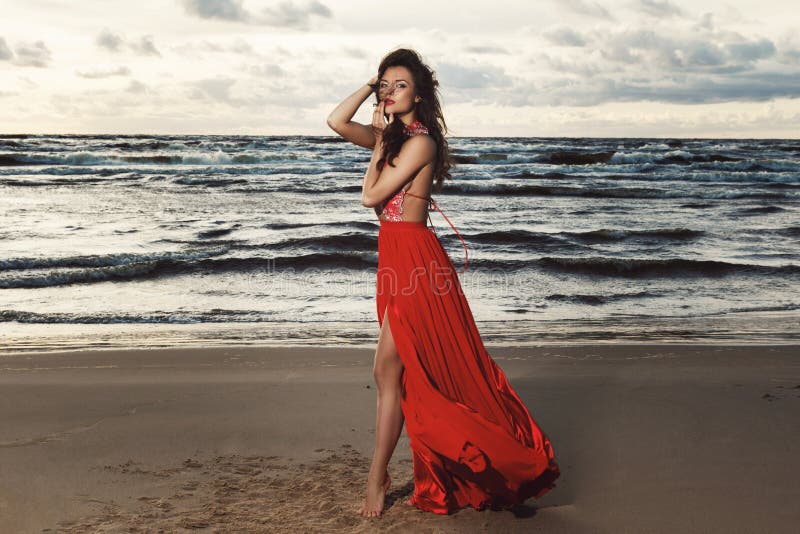 1,467 Mujer En Un Vestido Rojo En Una Playa Fotos stock - Fotos libres de regalías Dreamstime