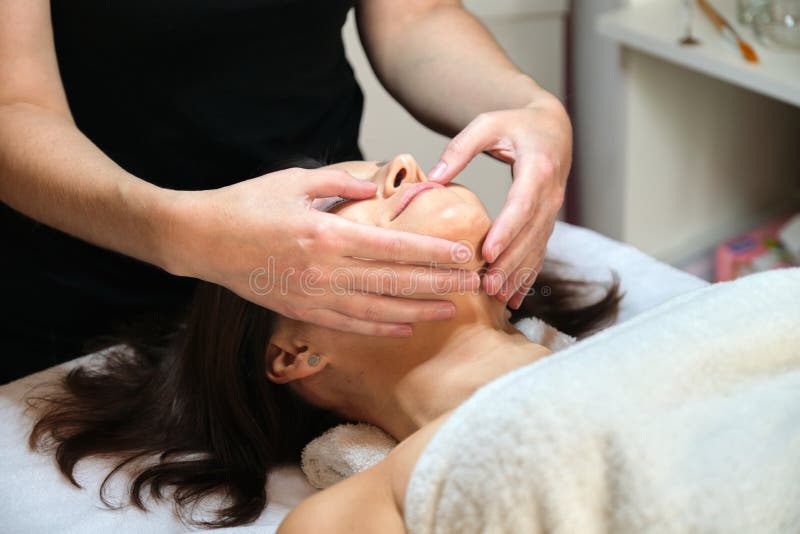 Oh querido Incompetencia Año nuevo Una Mujer Madura Recibe Un Masaje De Cara Y Cuello En El Salón De Belleza Foto de archivo - Imagen de feliz, masajista: 183979798 Oh querido Incompetencia Año nuevo Una Mujer Madura Recibe Un Masaje De Cara Y Cuello En El Salón De Belleza Foto de archivo - Imagen de feliz, masajista: 183979798
