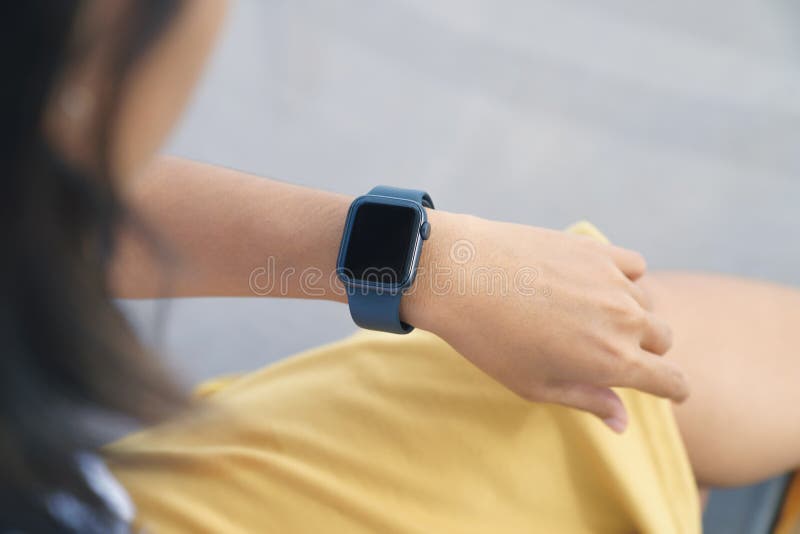 Reloj Inteligente En Mano De Mujer Aislado En Blanco. Fotos, retratos,  imágenes y fotografía de archivo libres de derecho. Image 185034452