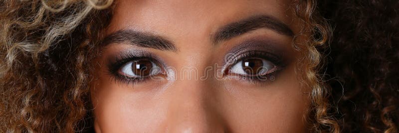 Una mujer negra hermosa con un retrato de la cara grande imagen de archivo libre de regalías Una mujer negra hermosa con un retrato de la cara grande imagen de archivo libre de regalías