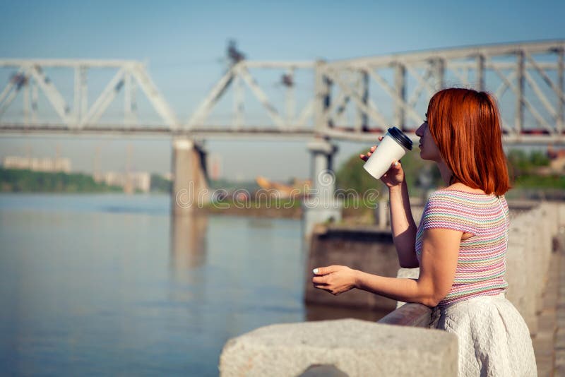 Una mujer pelirroja joven en parque fotos de archivo libres de regalías Una mujer pelirroja joven en parque fotos de archivo libres de regalías