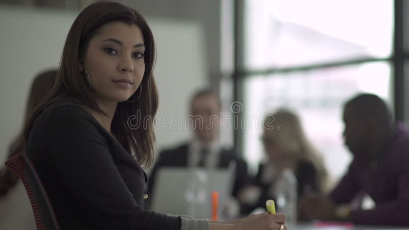 Una mujer profesional de la raza mixta mira la cámara (1 de 2) almacen de video