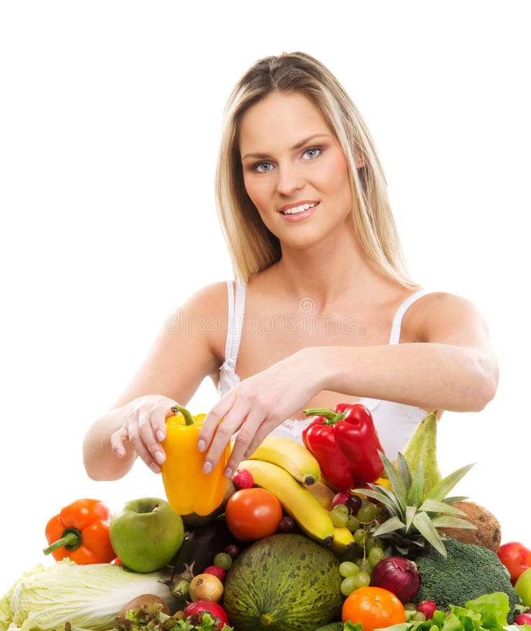 Una mujer rubia joven y una pila de frutas frescas fotografía de archivo Una mujer rubia joven y una pila de frutas frescas fotografía de archivo