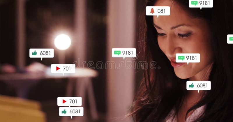 Una mujer se inclina hacia delante en un escritorio mostrando iconos de timbre flotando como comentarios para los medios sociales stock de ilustración