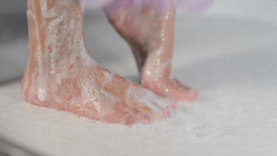 Un Video De 4k De Una Mujer De Mediana Edad Pone Sus Pies En Una Toalla  Blanca Después De Una Ducha Hermosas Piernas Bien Arreglad Almacen De Video  - Vídeo de salud
