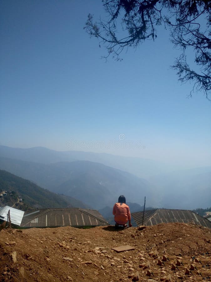 Una mujer sentada para ver la montaña, estado de Chin, Myanmar imagen de archivo libre de regalías