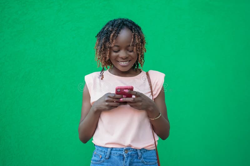 Una mujer sonriente lee un mensaje en su teléfono. emociones positivas. tecnologías fotografía de archivo