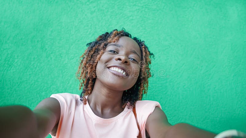 Una mujer sonriente se toma un selfie. emociones positivas. un estilo de vida activo foto de archivo libre de regalías