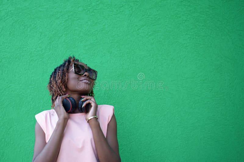 Una mujer sonriente y feliz escucha música con auriculares. tecnologías inalámbricas. espacio de copia imagen de archivo libre de regalías