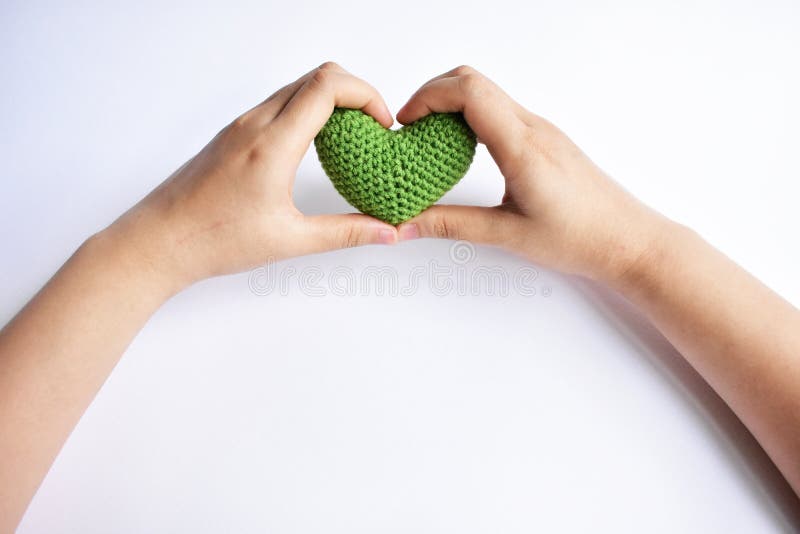 Una Mujer Sosteniendo Un Corazón De Crochet Verde En Su Mano Con Un Símbolo De Fondo Blanco De Amor Y Paz Forma De Amor Corazón Co Foto de archivo - Imagen de Una Mujer Sosteniendo Un Corazón De Crochet Verde En Su Mano Con Un Símbolo De Fondo Blanco De Amor Y Paz Forma De Amor Corazón Co Foto de archivo - Imagen de