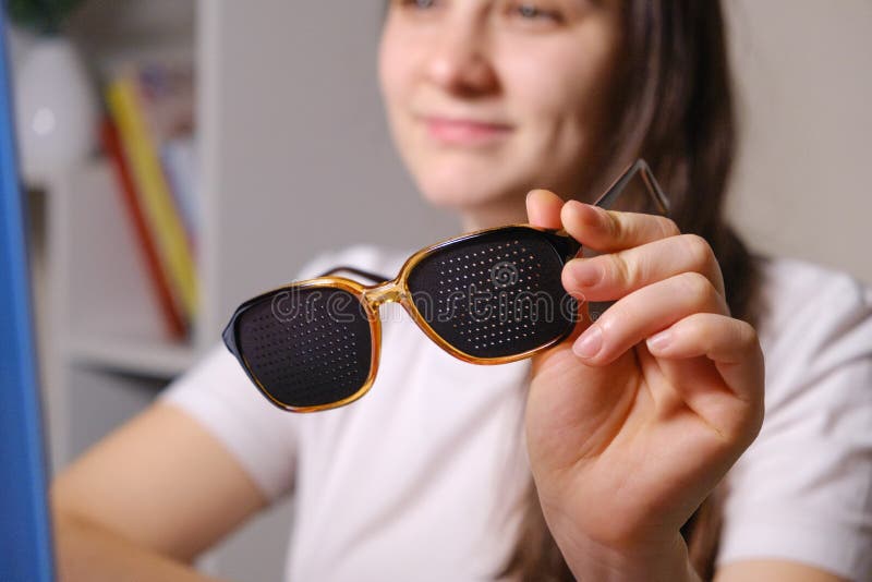 Gafas De Perforación Con Agujeros Para Visión De Entrenamiento Imagen de  archivo - Imagen de marco, estilo: 247552317