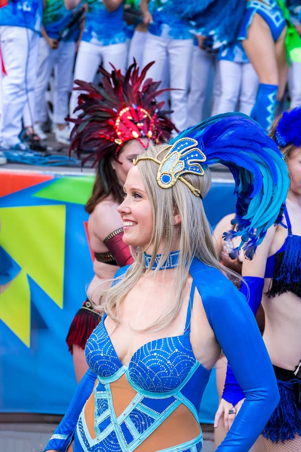 Una Mujer Vestida Con Hermosos Trajes De Carnaval Se Prepara Para El  Espectáculo Imagen editorial - Imagen de feliz, sombrero: 154280855