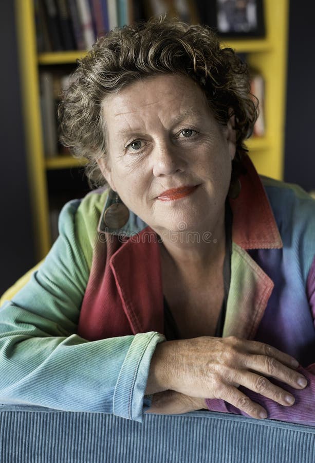 Una más vieja señora, mujer sonriente del retrato en su 60s imagen de archivo Una más vieja señora, mujer sonriente del retrato en su 60s imagen de archivo