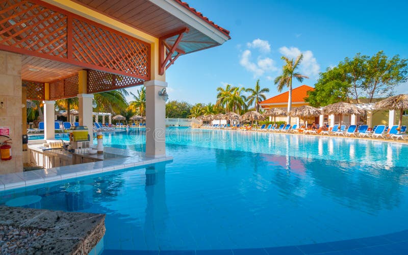 Una nadada encima de la barra y de la piscina en un Varadero, centro turístico cubano fotografía de archivo Una nadada encima de la barra y de la piscina en un Varadero, centro turístico cubano fotografía de archivo