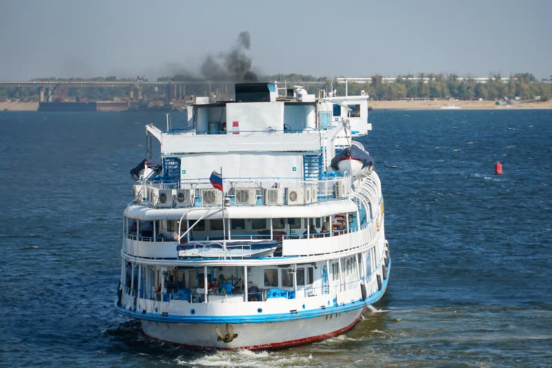 Una nave da crociera con turisti si avvicina al molo del porto passeggeri del fiume di volgograd. russia immagine stock