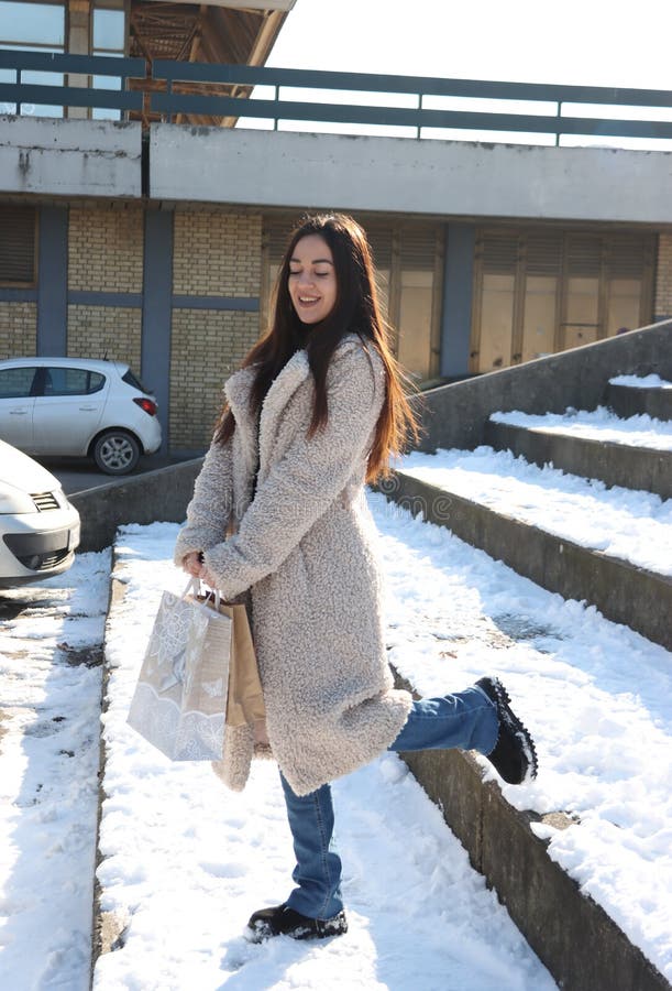 Una Niña Con Abrigo De Piel Invierno Ella Baja Por Las Escaleras. Foto de archivo - Imagen de invierno, bolso: 240758764