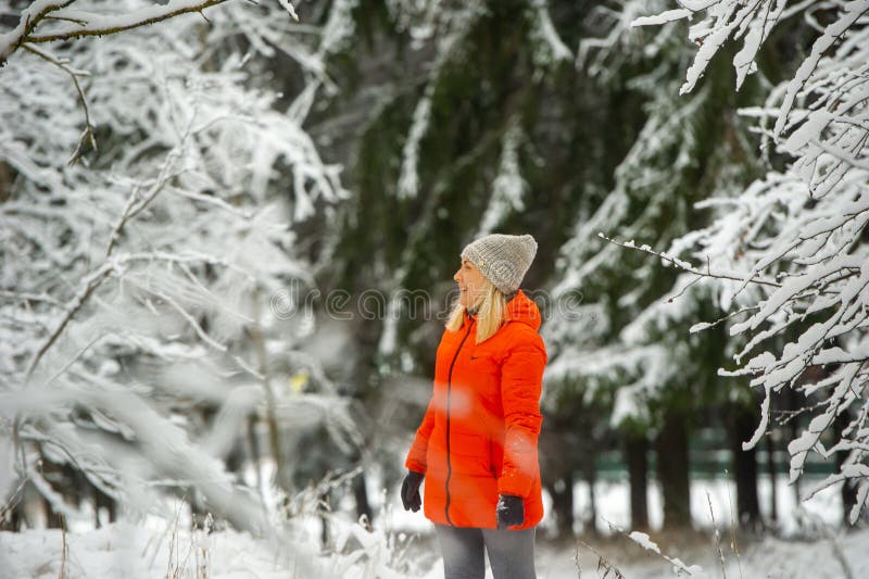 Una Niña Con Una Chaqueta Roja Camina Por Bosque De Nieve En Invierno de archivo - Imagen de nieve, invierno: