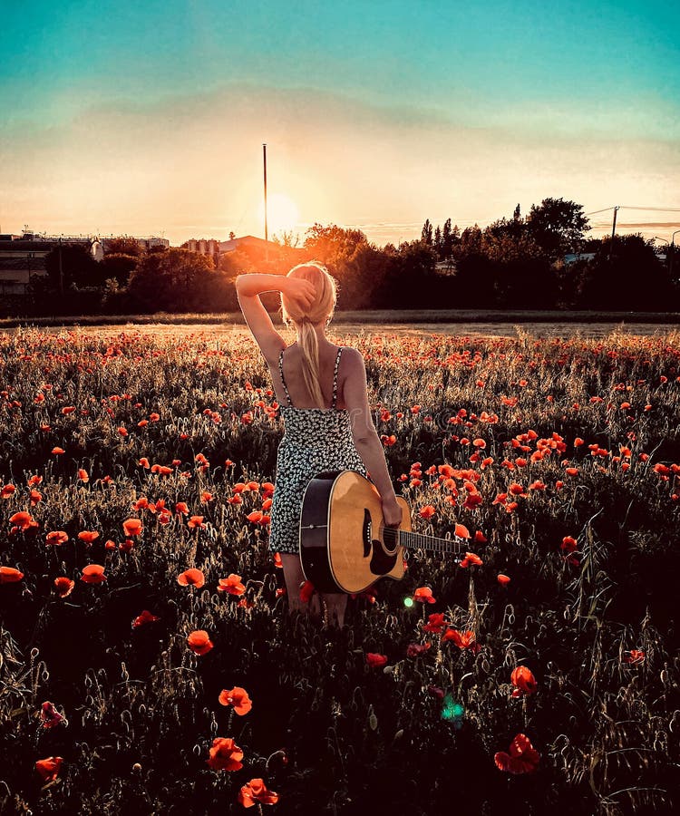 Una Niña Parada En Un Campo De Amapola Al Atardecer. La Chica De Un Vestido Con Una Guitarra. Imagen de archivo - Imagen de guitarra, amapola: 185956511 Una Niña Parada En Un Campo De Amapola Al Atardecer. La Chica De Un Vestido Con Una Guitarra. Imagen de archivo - Imagen de guitarra, amapola: 185956511