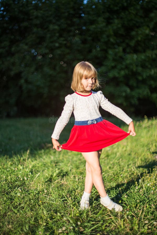 Una Niña Pequeña Con Falda Roja Está Bailando Imagen de archivo - de lindo, pelo: 226423293