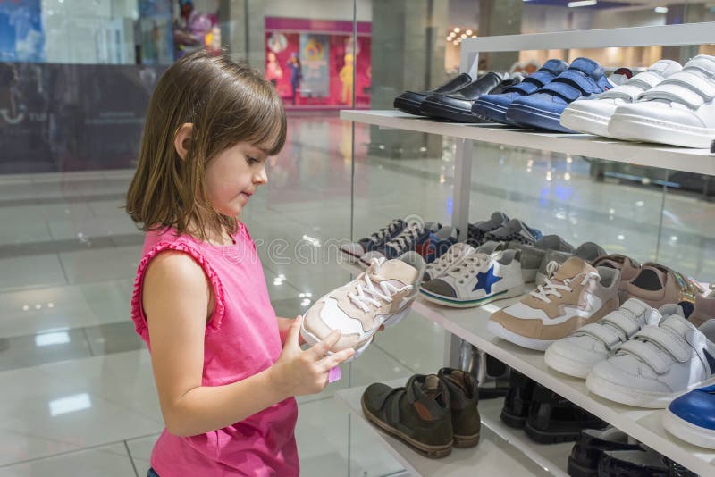 Una Niña Zapatos En Un Centro Comercial Compras Foto de archivo Imagen de descuento, arrancar: 172031148