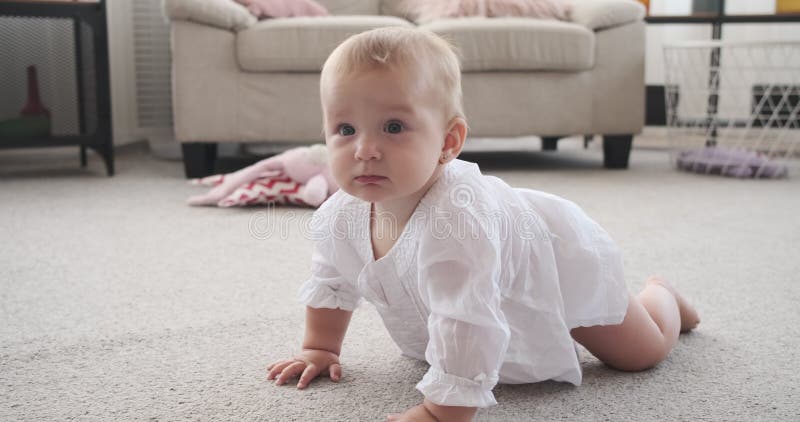 Una niña linda gateando en casa