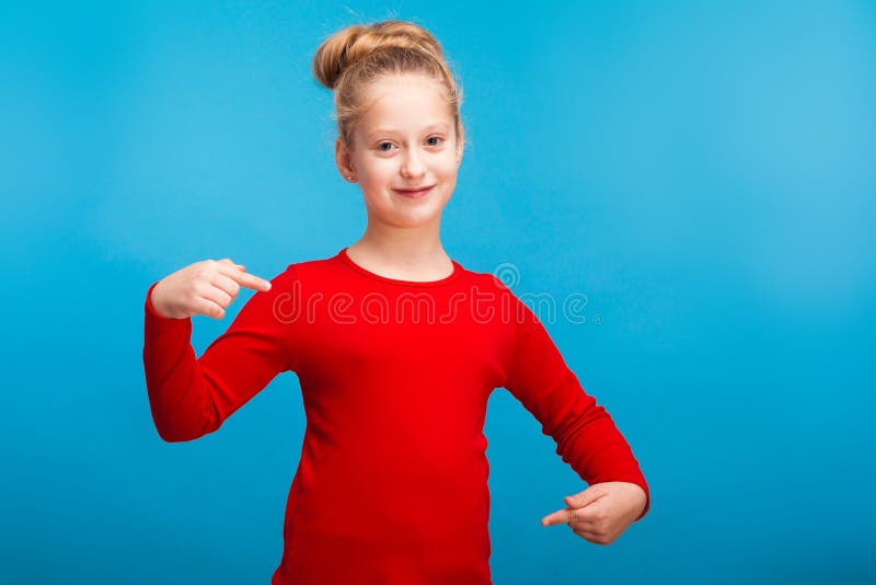 Una niña que muestra su camisa fotografía de archivo Una niña que muestra su camisa fotografía de archivo