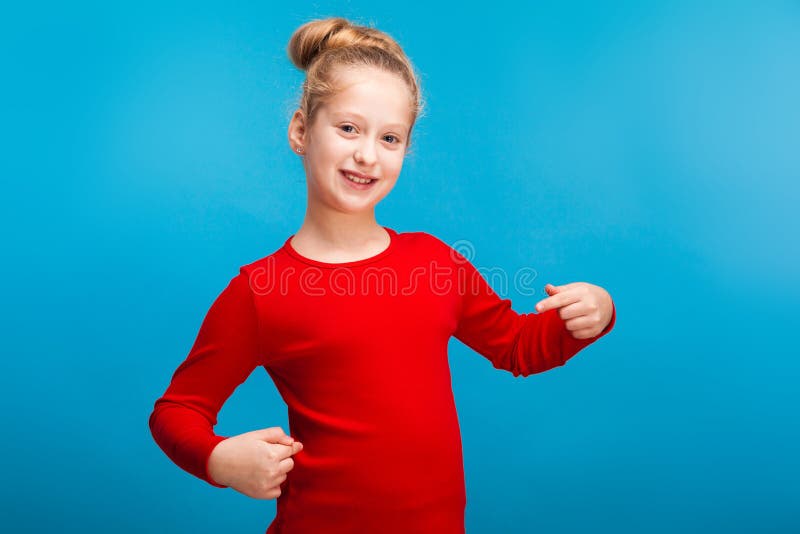 Una niña que muestra su camisa imagen de archivo libre de regalías Una niña que muestra su camisa imagen de archivo libre de regalías