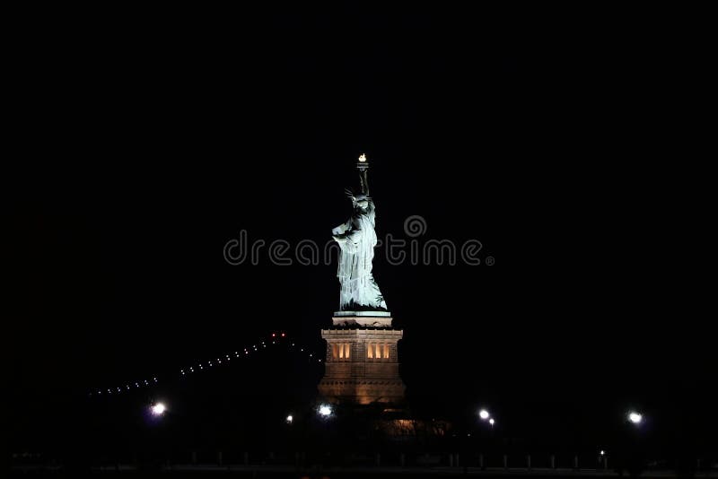 Una notte con la statua della libertà in New York fotografia stock libera da diritti Una notte con la statua della libertà in New York fotografia stock libera da diritti