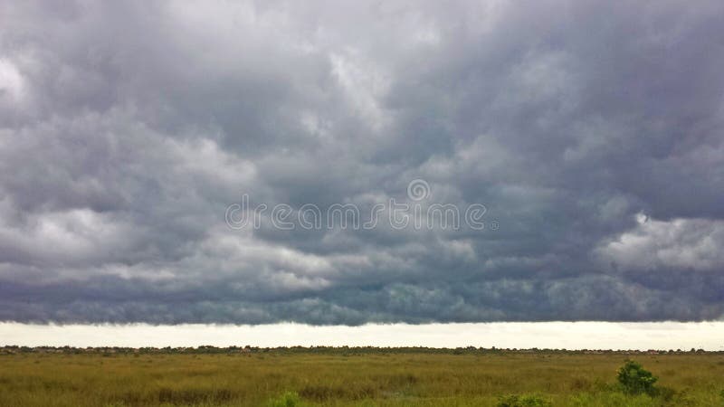 Una nube de tormenta siniestra forma sobre los marismas imágenes de archivo libres de regalías Una nube de tormenta siniestra forma sobre los marismas imágenes de archivo libres de regalías