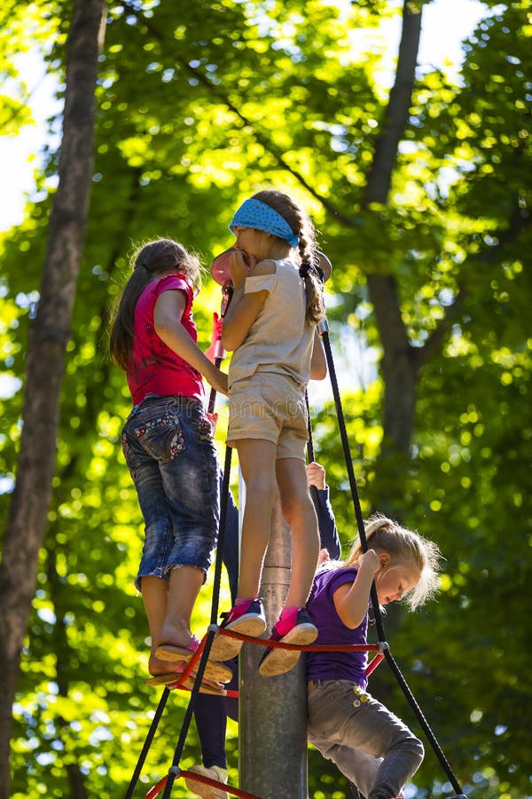 Una nuova attrazione popolare del ` s dei bambini è un abete rosso estremo con i bambini di volo di adolescenza fotografia stock Una nuova attrazione popolare del ` s dei bambini è un abete rosso estremo con i bambini di volo di adolescenza fotografia stock