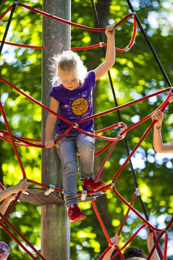 Una nuova attrazione popolare del ` s dei bambini è un abete rosso estremo con i bambini di volo di adolescenza fotografie stock Una nuova attrazione popolare del ` s dei bambini è un abete rosso estremo con i bambini di volo di adolescenza fotografie stock