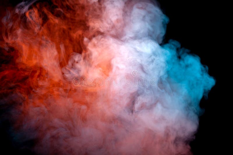 Una nuvola densa e di turbine di fumo variopinto contro un fondo nero, evidenziata in rosso ed in blu in onde dal vape immagine stock Una nuvola densa e di turbine di fumo variopinto contro un fondo nero, evidenziata in rosso ed in blu in onde dal vape immagine stock