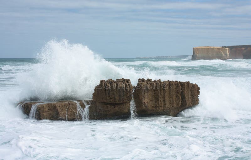 Una onda grande que se estrella en una roca en el gran camino del océano en Australia imagen de archivo libre de regalías Una onda grande que se estrella en una roca en el gran camino del océano en Australia imagen de archivo libre de regalías