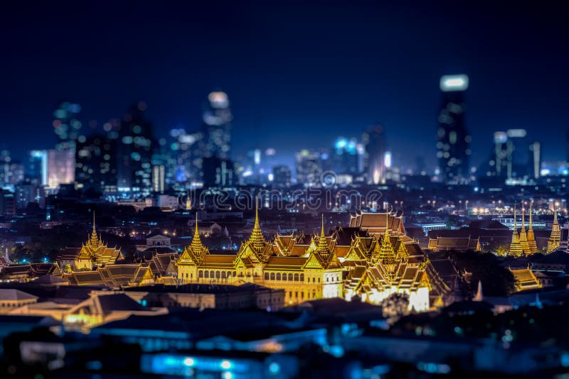 Una opinión Chao Praya River en crepúsculo Bangkok, Tailandia