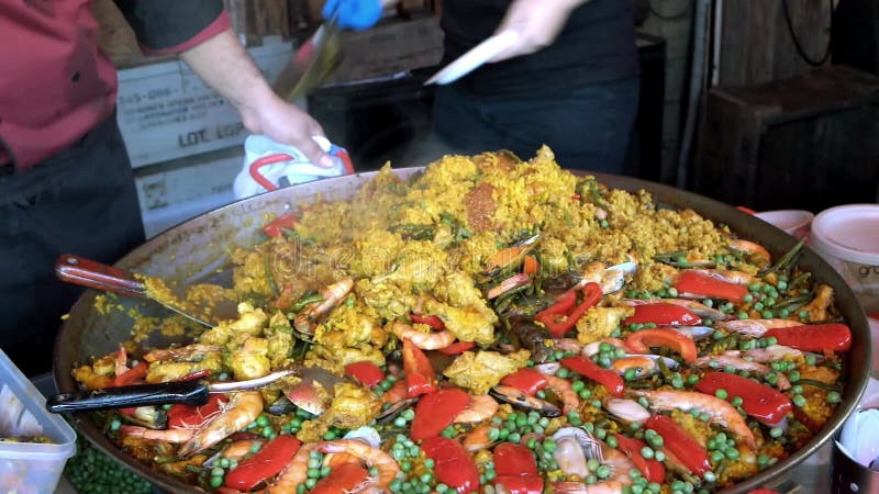 Una paella da cucina per chef in una pentola grande e in vendita