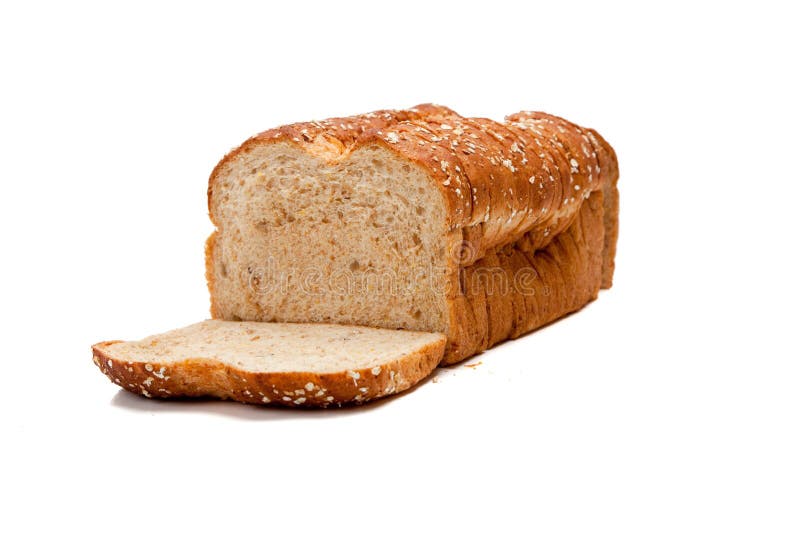 Una pagnotta di intero pane del granulo su bianco