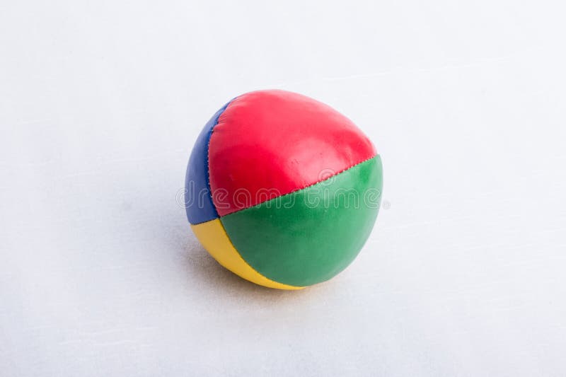 Una palla da giocoliere, su una superficie bianca immagine stock Una palla da giocoliere, su una superficie bianca immagine stock