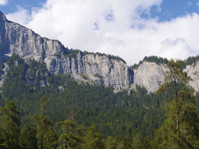 Una pared grande de la roca en las montañas suizas imagen de archivo libre de regalías Una pared grande de la roca en las montañas suizas imagen de archivo libre de regalías
