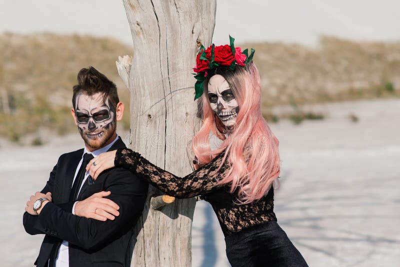 Punto de partida Sala Asado Una Pareja Con Clase Con Esqueleto Maquillaje Para Halloween O El Día De  Todas Las Almas Foto de archivo - Imagen de sombrero, maquillaje: 215687842